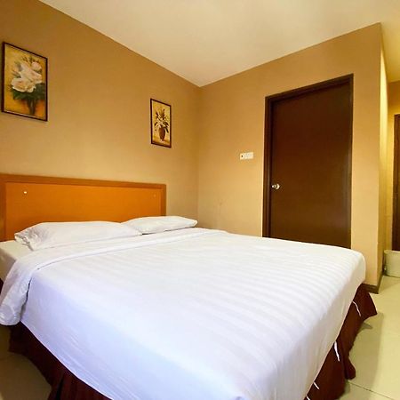 Oyo 90108 Hotel Kaya Kota Kinabalu Exterior foto