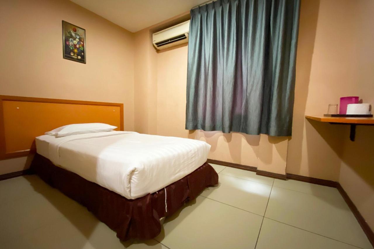 Oyo 90108 Hotel Kaya Kota Kinabalu Exterior foto