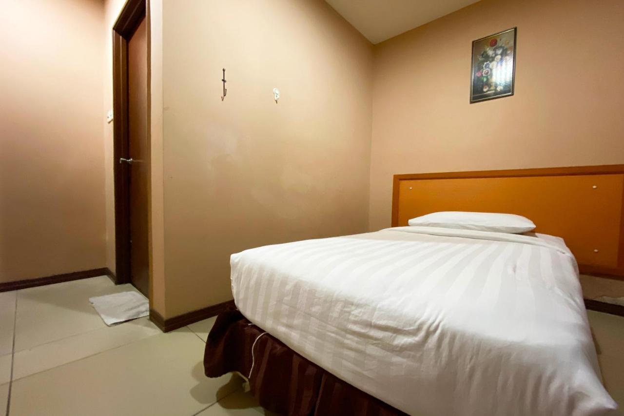 Oyo 90108 Hotel Kaya Kota Kinabalu Exterior foto